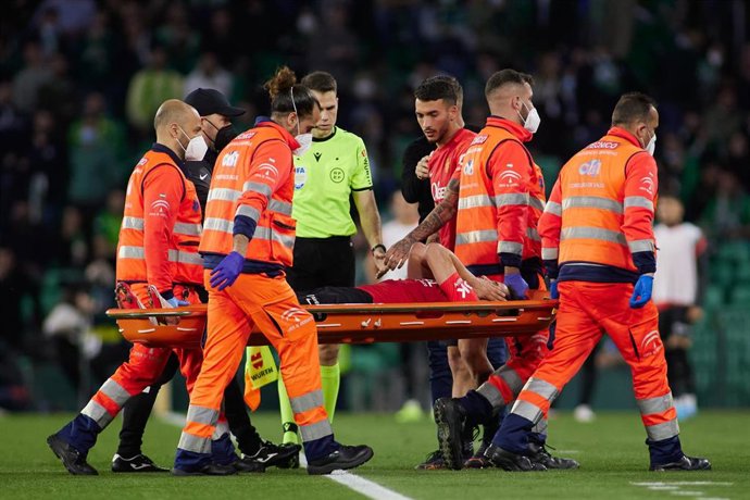 El futbolista del RCD Mallorca Inigo Ruiz de Galarreta, retirado en camilla después de sufrir una dura entrada en el partido contra el Betis en el Benito Villamarín de LaLiga Santander 2021-2022.