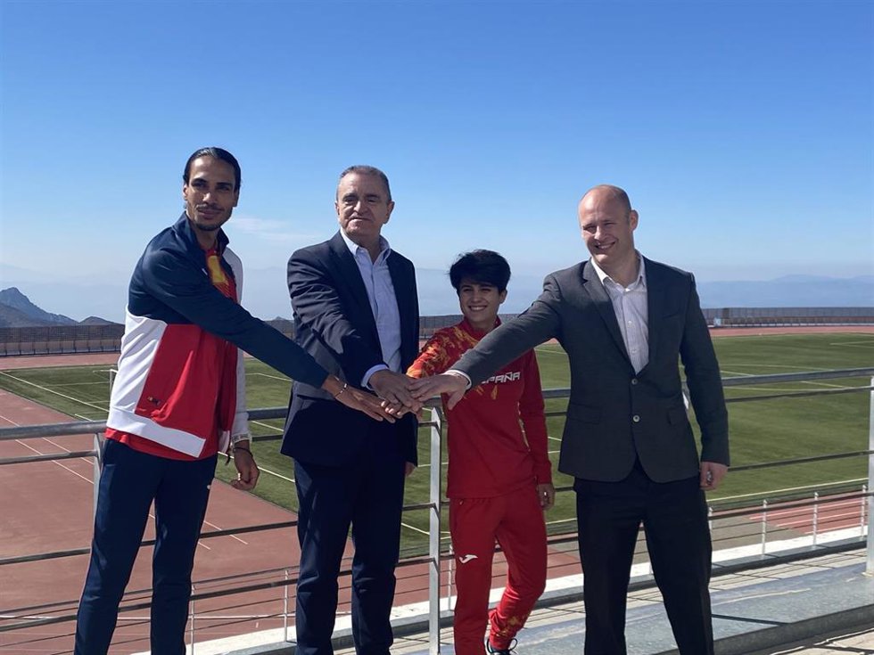 El presidente del Consejo Superior de Deportes (CSD), José Manuel Franco, en su primera visita al CAR de Sierra Nevada.