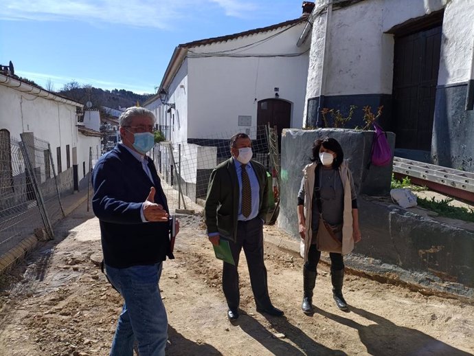 El delegado  territorial de Regeneración, Justicia y Administración Local de la Junta en Huelva, Alfredo Martín, durante su visita a  Fuenteheridos.