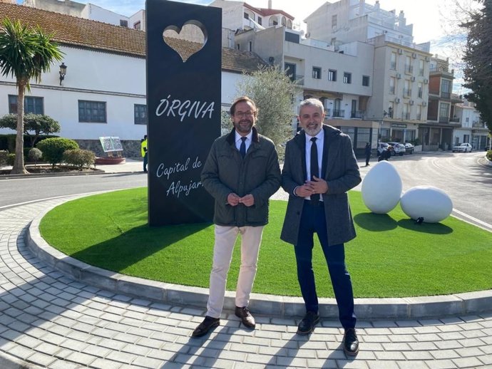 El delegado de Fomento, Infraestructuras y Ordenación del Territorio de la Junta en Granada, Antonio Granados, y el alcalde de Órgiva, Raúl Orellana, junto a la nueva glorieta.
