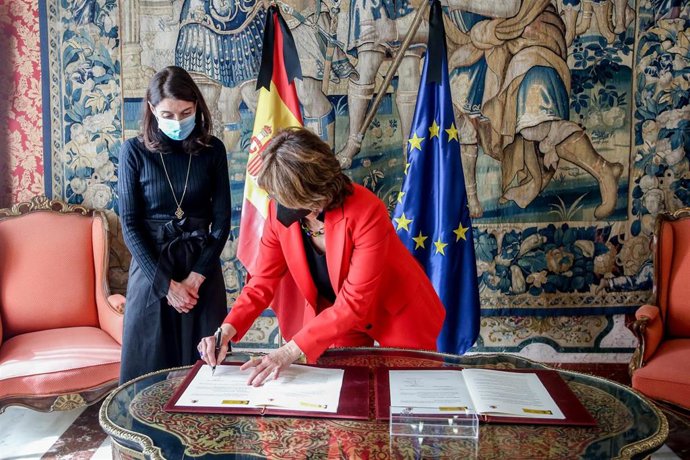 La ministra de Justicia, Pilar Llop (i), firma un acuerdo de colaboración con la fiscal general del Estado, Dolores Delgado (d), en materia prevención de riesgos laborales para la Carrera Fiscal.