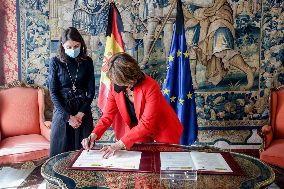 La ministra de Justicia, Pilar Llop (i), firma un acuerdo de colaboración con la fiscal general del Estado, Dolores Delgado (d), en materia prevención de riesgos laborales para la Carrera Fiscal.