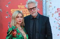 Peacemaker: James Gunn y la actriz de El pacificador Jennifer Holland anuncian su compromiso