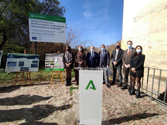 Crespo (2 izda.), junto al resto de autoridades en la presentación en Los Sotos de la Albolafia.