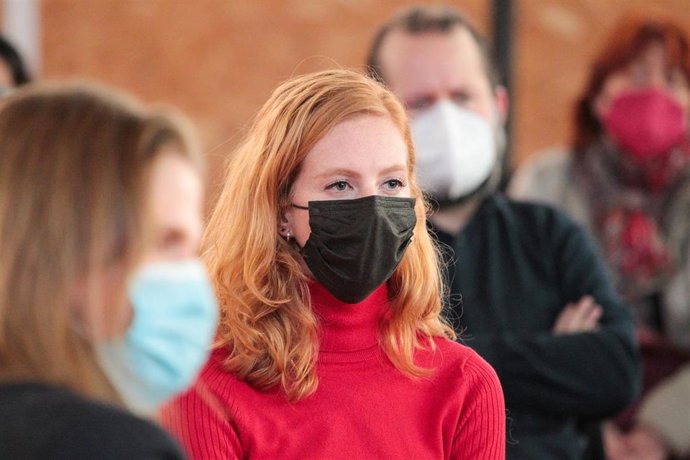 La secretaria de Organización de Podemos, Lilith Verstrynge, en un acto de campaña electoral de Unidas Podemos, en el Pabellón de Deportes del Colegio Quevedo de León, a 5 de febrero de 2022, en León, Castilla y León (España). 