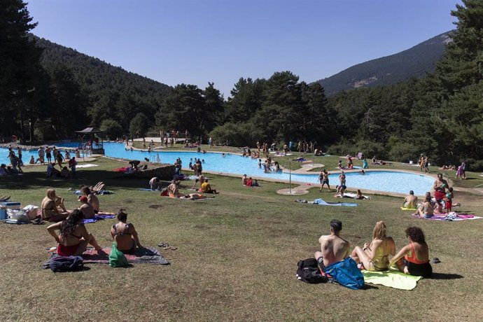 Archivo - Varias personas disfrutan de un día de ocio en las piscinas de Las Berceas, a 21 de agosto de 2021, en Cercedilla, Madrid, (España). Estas piscinas se encuentran en el Parque Recreativo de Las Berceas, un complejo situado en el Valle de la Fue