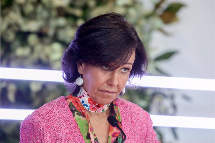 La presidenta del Grupo Santander, Ana Botín, comparece en una rueda de prensa para presentar los resultados de la entidad en 2021, a 2 de febrero de 2022, en Boadilla del Monte, Madrid (España). 