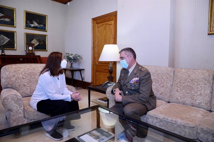 La presidenta del Govern, Francina Armengol, durante una reunión, en el Consolat de Mar, con el comandante general de Baleares, Fernando Luis Gracia Herreiz.