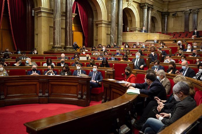 Vista general de un pleno en el Parlament, a 9 de febrero de 2022, en Barcelona, Cataluña (España). El Parlament reanuda su primer pleno desde la retirada del escaño del exdiputado de la CUP, Pau Juvill. En la sesión han abordado, entre otras cuestione