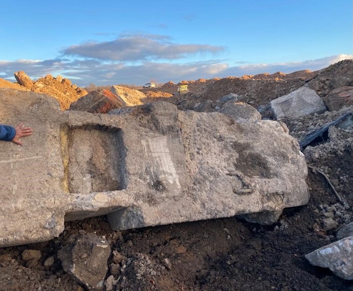 Uno de los bloques de homigón en los Sotos del Ebro de Alfaro de los que ha alertado el PP