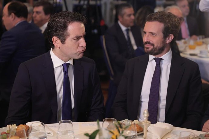 Archivo - El secretario general del Partido Popular, Teodoro García Egea (i) y el presidente del PP, Pablo Casado (d), participan en un desayuno del Fórum Europa, organizado por Nueva Economía Fórum, en el Hotel Mandarin Oriental Ritz, a 7 de octubre de