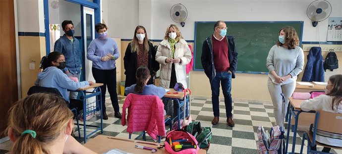 Troncoso (centro) visita el CEIP Fernández Grilo de Ochavillo del Río.