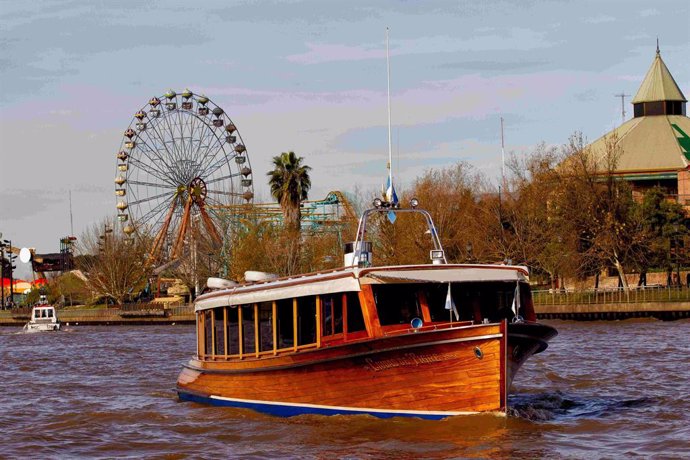 La lancha colectiva, uno de los íconos del Delta de Tigre. 