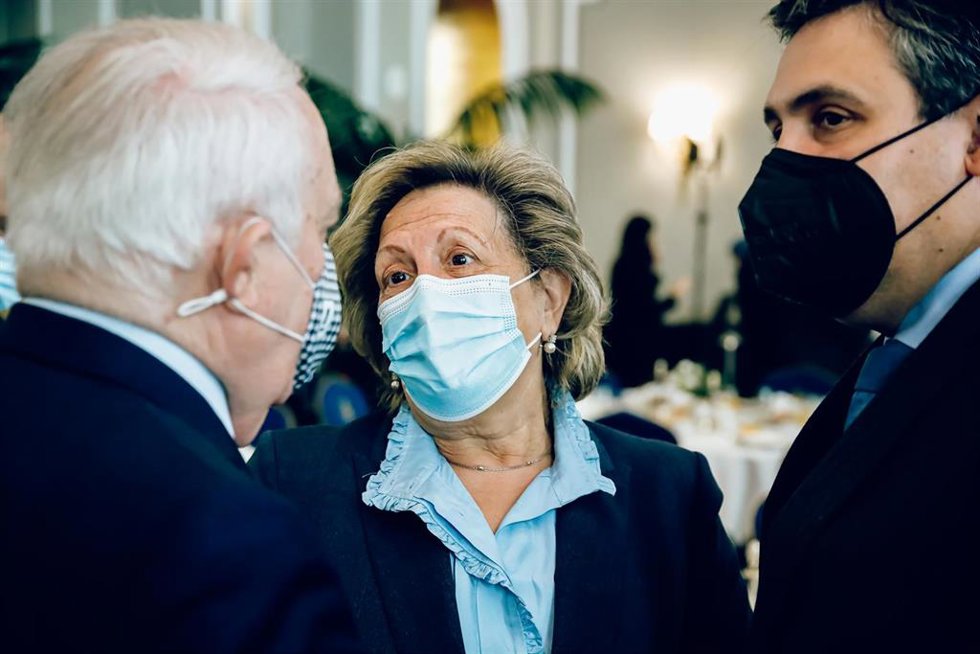 La presidenta de UNESPA, Pilar González de Frutos (c), conversa en un desayuno informativo del Fórum Europa, en el Hotel Mandarin Oriental Ritz, a 9 de febrero de 2022, en Madrid (España).