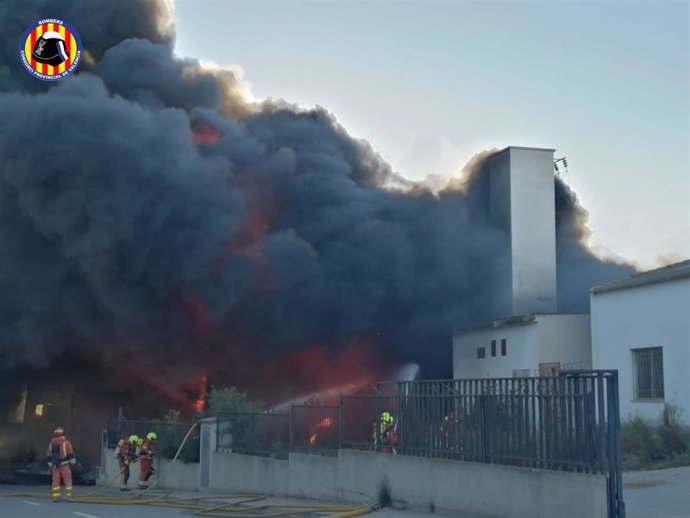 Un incendio industrial calcina una nave de reciclaje en Vilamarxant