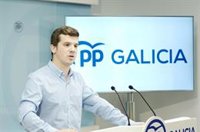 El líder de Novas Xeracións, entre los militantes que mueven un manifiesto que pide una dirección provisional para el PP