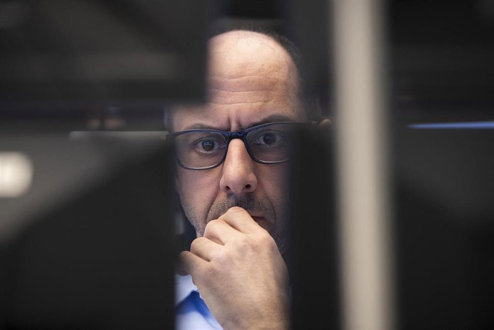 Archivo - 12 March 2020, Hessen, Frankfurt_Main: A stock trader looks at monitors in the trading room of the Frankfurt Stock Exchange. Germany's DAX index of 30 blue-chip companies has dropped below 10,000 points for the first time since mid-2016. Photo