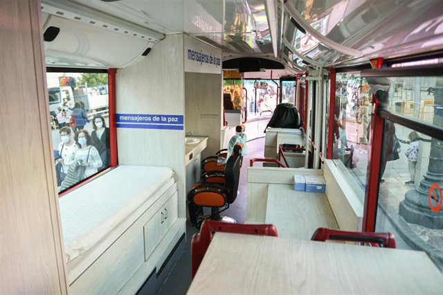 Interior de el autobús presentado durante la inauguración del acto 'Higienebus' en el Ayuntamiento de Valencia