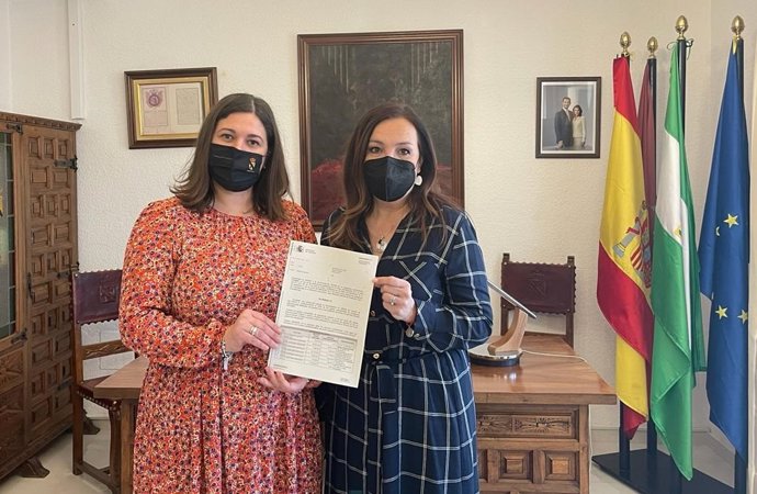 Madueño (d) entrega la resolución de la ayuda a García.