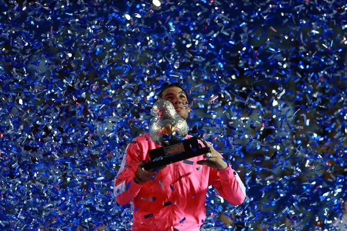 Archivo - 29 February 2020, Mexico, Acapulco: Spanish tennis player Rafael Nadal celebrates with the trophy after defeating USA's Taylor Fritz during their men's singles final match to win the Mexican Open tennis tournament in Acapulco. Photo: Francisco
