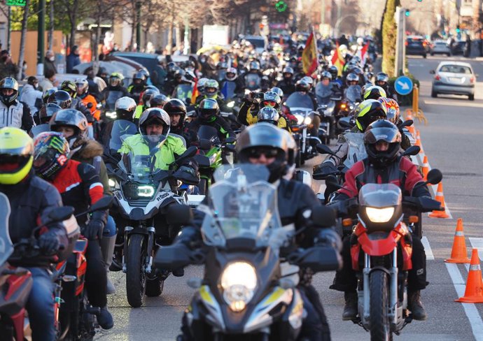 Archivo - Desfile de banderas de la 40 edición de la concentración motorista invernal Pingüinos.