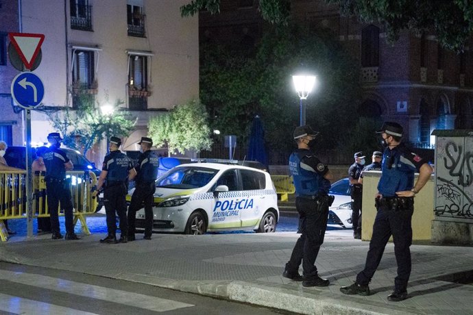 Archivo - Varios policías municipales de Madrid hacen guardia en el dispositivo policial