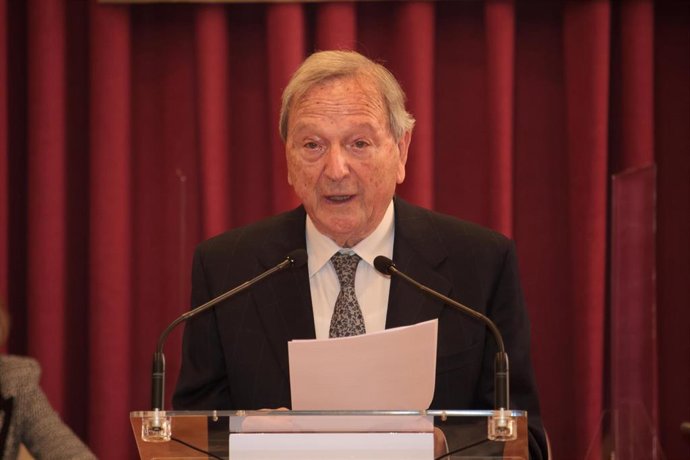 Archivo - El arquitecto Rafael Moneo, durante el pleno extraordinario por el que ha recibido la Medalla de Oro de la Ciudad de Logroño