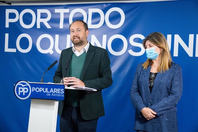 Archivo - Los parlamentarios del PP Ramón Herrera y Rosalía Espinosa.