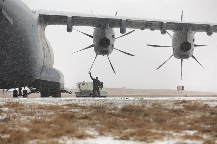 Llegada del avión A-400 del Ejército del Aire en el aeropuerto de San Juan de Terranova, a 20 de febrero de 2022, en Terranova, Canadá (Estados Unidos). El gobierno español ha fletado este avión para repatriar a los tres marineros supervivientes al nauf