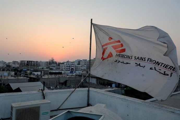 Archivo - Bandera de MSF en una instalación de la ONG en Yemen
