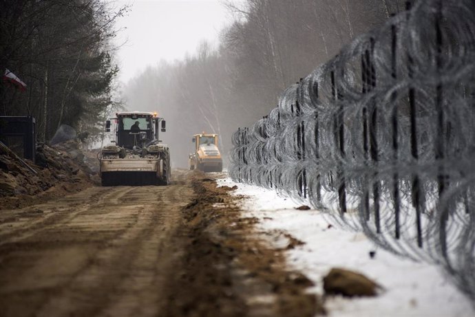 Construcción de un muro en la frontera entre Polonia y Bielorrusia. 