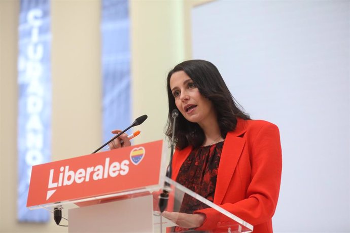 La líder de Cs, Inés Arrimadas, comparece tras una reunión del Ejecutivo de Ciudadanos, en la Sede Nacional de Cs, a 21 de febrero de 2022, en Madrid (España).