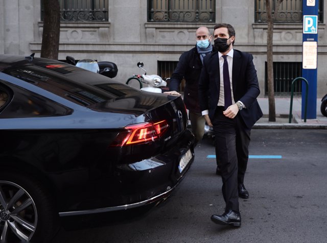 El líder del PP, Pablo Casado (c), a su llegada a una entrevista radiofónica, a 18 de febrero