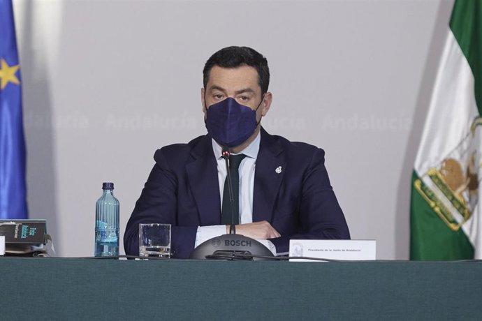 El presidente de la Junta, Juanma Moreno, este lunes con motivo de su intervención en la mesa redonda en homenaje a Manuel Clavero Arévalo en Palacio de San Telmo, a 21 de febrero de 2022 en Sevilla (Andalucía, España)