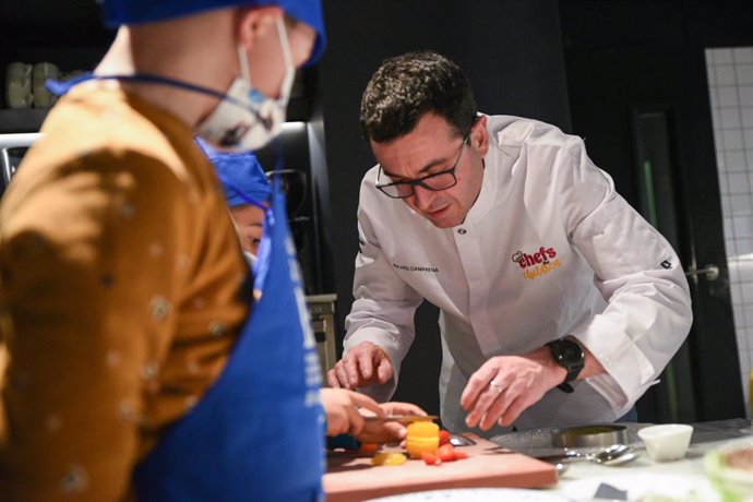 El chef valenciano Ricard Camarena durante el primer taller de cocina de ChefsForChildren