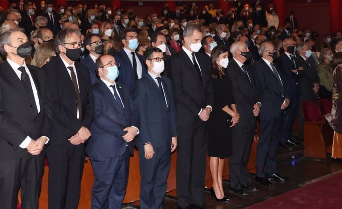 Los Reyes guardan un minuto de silencio en el Teatro Real por las víctimas del 'Villa de Pitanxo'.