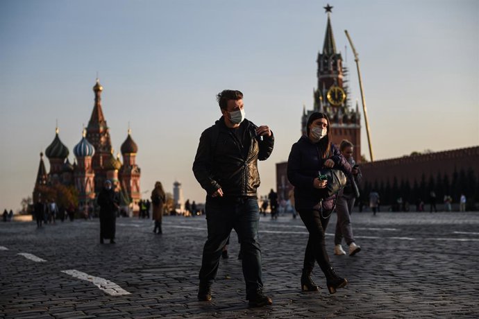 Archivo - Arxiu - Ciutadans pasenado per la Plaa Vermella de Moscou