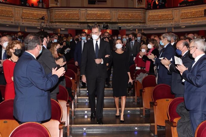 Los Reyes presiden en el Teatro Real la gala inaugural conmemorativa de los actos del V Centenario del fallecimiento de Antonio de Nebrija.