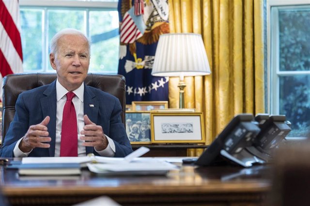 El presidente de Estados Unidos, Joe Biden, al teléfono