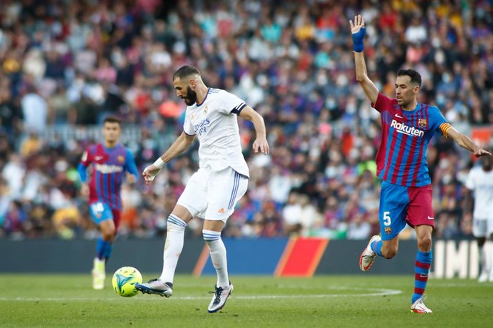 Archivo - Karim Benzema of Real Madrid in action during the spanish league, La Liga Santander, football match played between FC Barcelona and Real Madrid at Camp Nou stadium on October 24, 2021, in Barcelona, Spain.