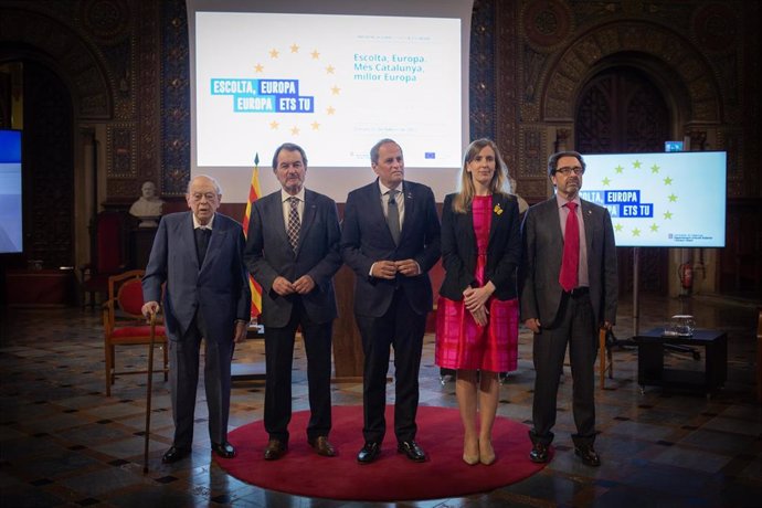 Els expresidents Jordi Pujol, Artur Mas i Quim Torra amb la consellera d'Acció Exterior Victria Alsina i el recte de la UB, Joan Gurdia.