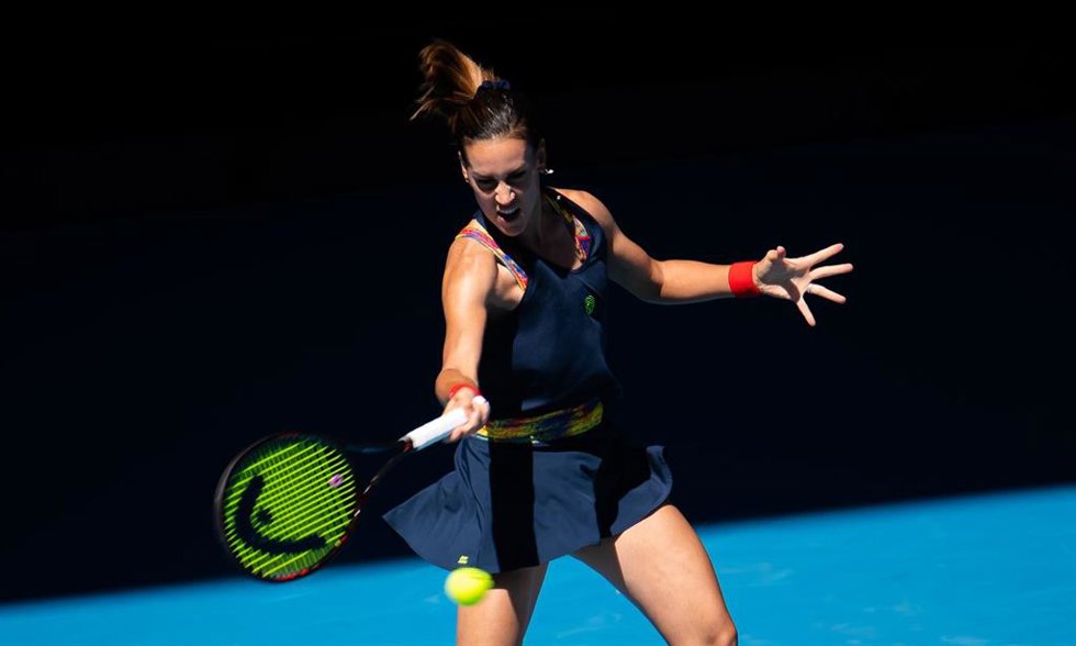 Archivo - Nuria Parrizas golpea una bola durante el Abierto de Australia 2022