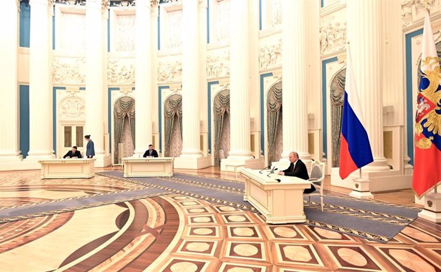 Vladimir Putin, presidente de Rusia, firma el reconocimiento de la independencia de Donetsk y Lugansk