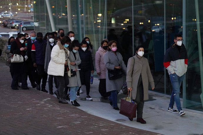 Familiares de la tripulación del buque Villa de Pitanxo, hundido el pasado 15 de febrero en aguas canadienses con 24 personas a bordo, a su llegada para reunirse con el presidente de Galicia y barón regional del PP, Alberto Núñez Feijóo, en la Ciudad 