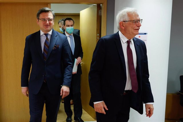 Dimitri Kuleba, ministro de Exteriores de Ucrania, y Josep Borrell, Alto Representante de Política Exterior de la UE