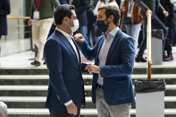 Archivo - El presidente del PP-A y presidente de la Junta de Andalucía, Juanma Moreno (i), y el presidente del PP nacional, Pablo Casado (d)
