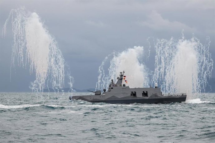 Archivo - 07 January 2022, Taiwan, Keelung: A Taiwanese corvette fires flares during a Navy Drill as part of an army Preparedness Enhancement Drill ahead of the Chinese New Year, amid escalating Chinese threats to the island. Photo: Daniel Ceng Shou-Yi/