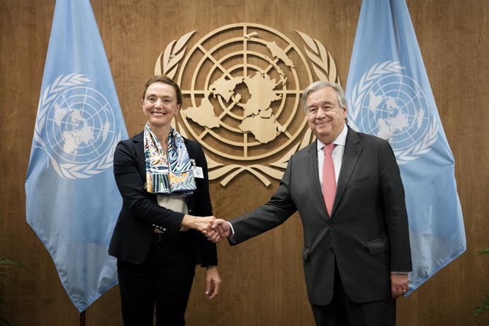Archivo - HANDOUT - 24 September 2019, US, New York: Secretary General of the Council of Europe, Marija Pejcinovic Buric (L) shakes hands with UN Secretary-General Antonio Guterres during their meeting on the sidelines of the 74th session of United Nati