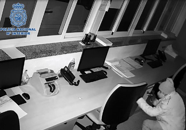 Dos detenidos por once robos en naves industriales de Málaga a las que entraban haciendo un agujero en los tejados