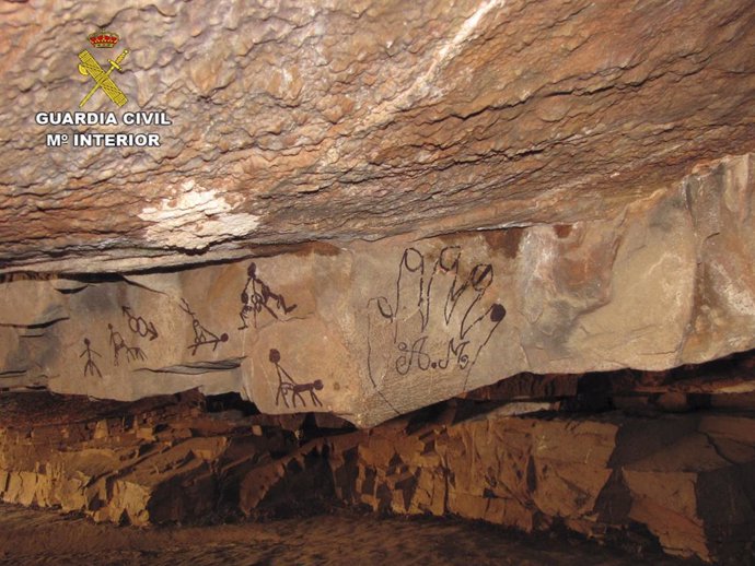 Archivo - Pintadas vandálicas en la Cueva de la Rendija de Herencia
